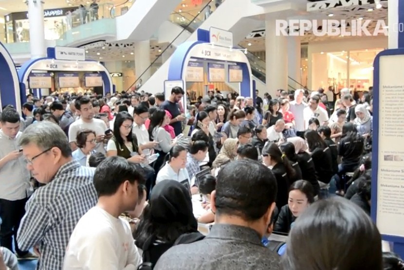 Antusiasme masyarakat berburu tiket murah dari maskapai Singapore Airlines sangat tinggi saat pembukaan Travel Fair 2017 di Main Atrium Gandaria City, Jumat (5/8). 