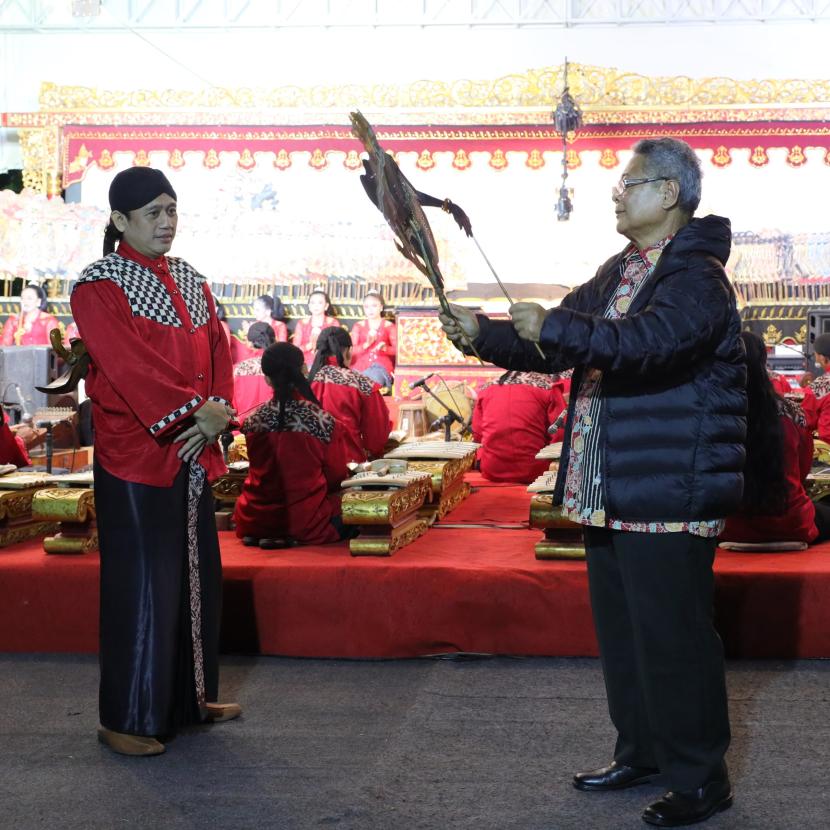 Antusiasme masyarakat Desa Dermasari, Kabupaten Banjarnegara, Jawa Tengah terasa ketika mendatangi acara Sosialisasi Program Strategis Kementerian Agraria dan Tata Ruang/Badan Pertanahan Nasional (ATR/BPN) yang berbentuk pagelaran wayang kulit, akhir pekan kemarin.