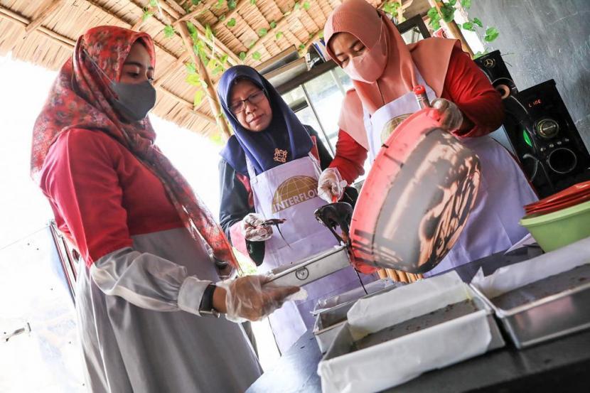 Antusiasme para ibu saat mengikuti Workshop Pembuatan Brownies Khas Kutai Kartanegara di Toko Roti Balok Jelawat, Kecamatan Tenggarong, Kabupaten Kutai Kartanegara, Kalimantan Timur. 