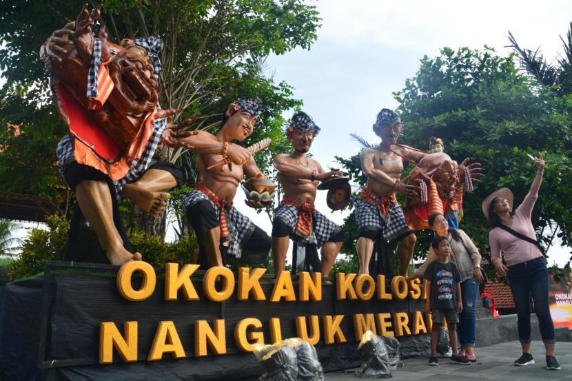 Antusiasme pengunjung di acara Tanah Lot Art & Food Festival 2020, di Kabupaten Tabanan, Bali, Jumat (13/3).