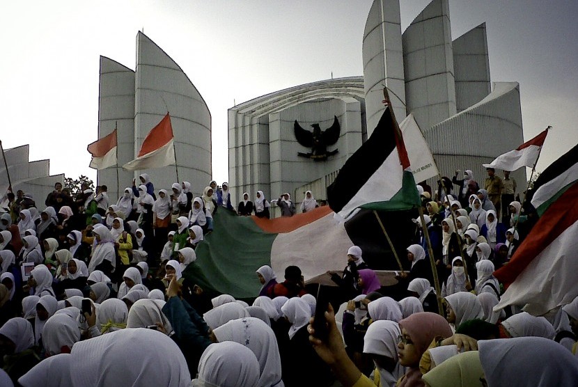 Antusiasme peserta akhwat pada hari terakhir IMSS 2012 di Monumen Pancasila, Bandung.