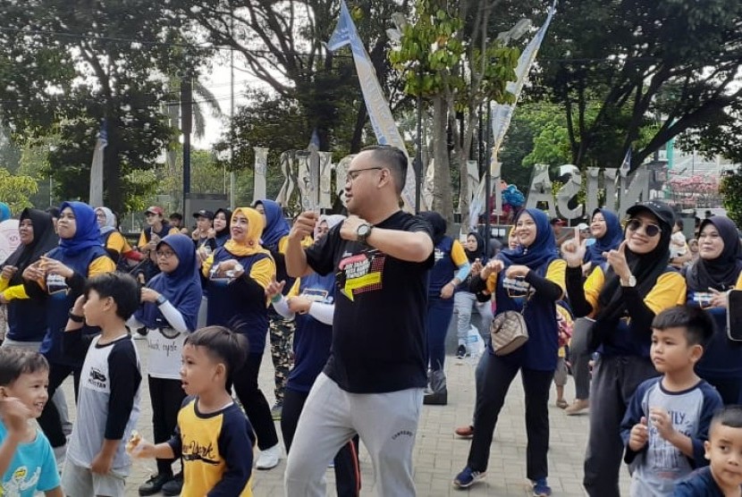 Antusiasme peserta funwalk di STMIK Nusa Mandiri Depok.