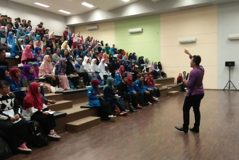 Antusiasme peserta mengikuti seminar public speaking yang diadakan oleh Senat Mahasiswa (Sema) AMIK BSI Bekasi kampus Kaliabang.    