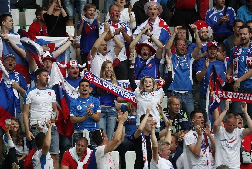 Antusiasme suporter Slovakia jelang pertandingan terakhir Grup B menghadapi Inggris di Geoffroy Guichard Stadium di Saint-Etienne. 