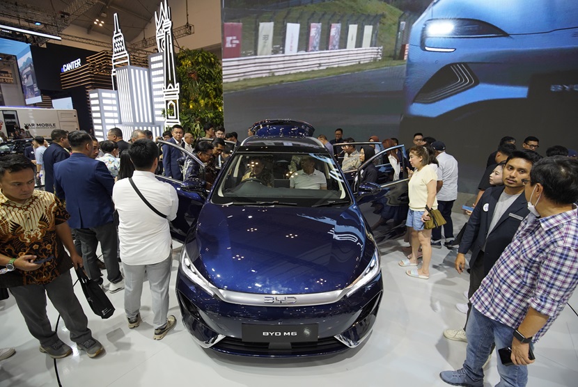 Antusiasme terhadap M6 di booth dan area test drive setiap harinya tidak hanya menunjukkan peningkatan rasa ingin tahu konsumen dan penerimaan terhadap produk BYD di pasar Indonesia, tetapi juga berhasil menjadikan M6 sebagai Most Driven Car di ajang GIIAS 2024.