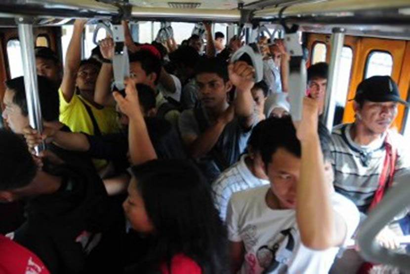 Suasana di Halte Bus TransJakarta Dukuh Atas, Jakarta Pusat (ilustrasi)