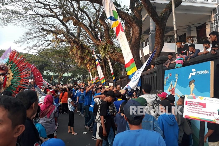Antusiasme warga menyambut arak obor Asian Games 2018 di Jalan Tugu Kota Malang, Jumat sore (20/7).