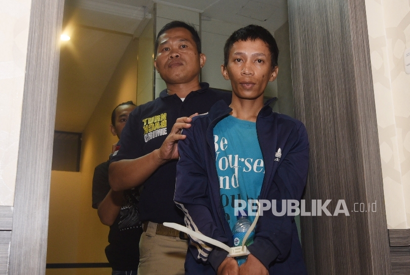 Anwar alias Rijal, Terpidana kasus pemerkosaan dan pembunuhan yang kabur dari Rutan Salemba, digiring petugas kepolisian di Polda Metro Jaya, Jakarta, Kamis (14/7).ANTARA FOTO/Akbar Nugroho Gumay