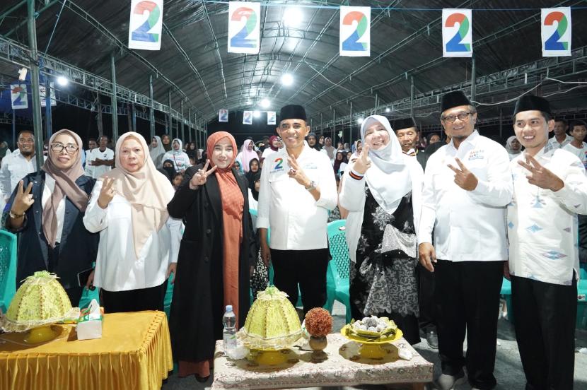 Anwar Hafid berfoto bersama jajaran Wanita Alkhairaat.