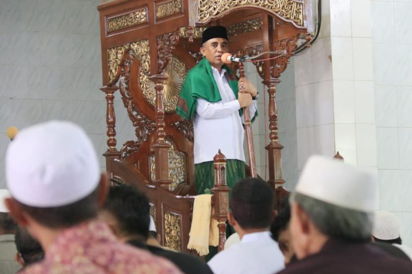 Anwar Hafid berpidato di sebuah masjid di Sulawesi Tengah.