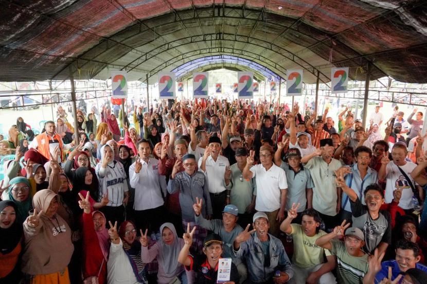 Anwar Hafid bersama masyarakat Sulteng.