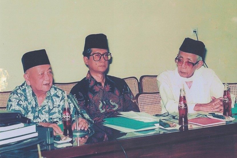 Anwar Harjono (tengah), M Natsir (kanan), Yunan Nasution (kiri).