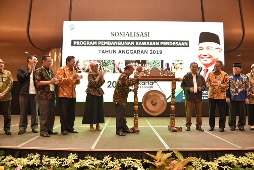 Anwar Sanusi Sekjen Kementerian Desa, PDTT. di dampingi Dirjen PKP Harlina Sulistoyorini. Meresmikan sosialisasi program pembangunan kawasan perdesaan tahun 2019. Jakarta (18\2).