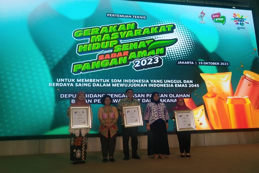 anya berselang dua hari, penghargaan tingkat nasional kembali diraih Pemerintah Kabupaten (Pemkab) Bandung. Kali ini, Pemkab Bandung dinobatkan sebagai Juara 2 Kabupaten/Kota Pangan Aman Tingkat Nasional 2023.