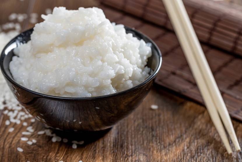 Apakah boleh menaruh lauk di atas nasi putih sebelum menyantapnya? (Foto: nasi putih Jepang)