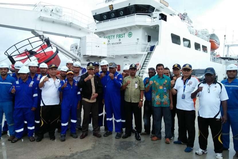 apal Kelas I Kenavigasian KN Yefyus milik Distrik Navigasi Kelas I Sorong, Jumat (12/10) pukul 08.10 WIT menuju Pelabuhan Donggala. Kapal ini membawa peralatan untuk pemasangan berthing facility atau fasilitas sandar milik PT Pertamina (Persero) yang akan dijadikan Terminal Bahan Bakar Minyak (TBBM) di Donggala. 