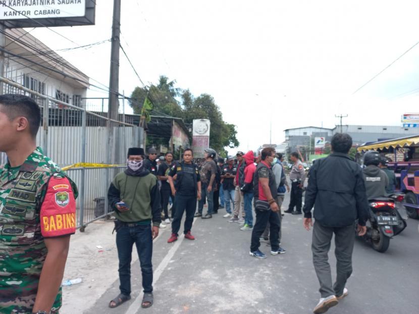 Aparat berjaga mencegah terjadinya bentrok antarormas di Jalan Sultan Hasanudin Nomor 233, Tambun, Kabupaten Bekasi, Jawa Barat, Jumat (10/2/2023). 