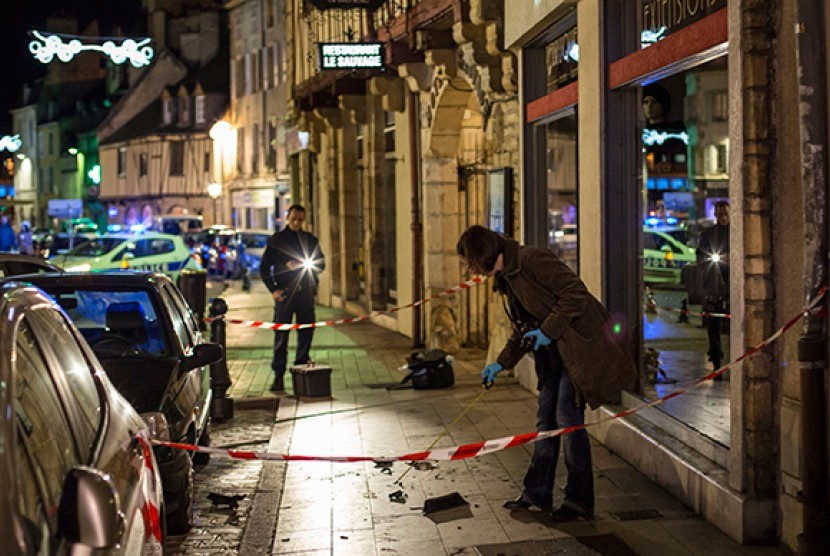 Aparat berwenang melakukan olah TKP mobil yang menabrak sekelompok pria di Dijon.