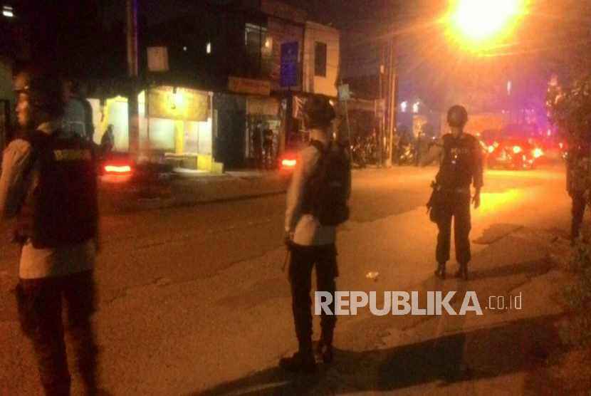 Aparat Brimob berjaga-jaga di depan Mako Brimob Kelapa Dua, Depok, Rabu (9/5).