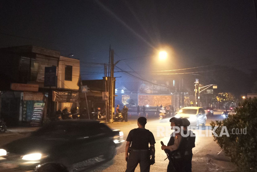 Aparat Brimob berjaga-jaga di depan Mako Brimob Kelapa Dua, Depok, Rabu (9/5).