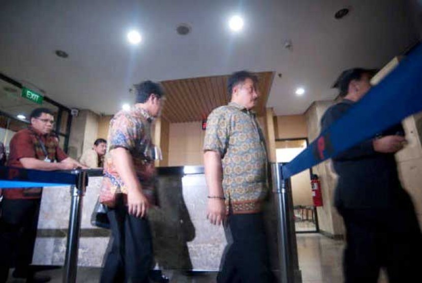 Aparat dari Kepolisian mendatangi KPK, Jakarta, Jumat malam (5/10). Pihak kepolisian yang mendatangi KPK belum mendapatkan izin bertemu penyidik Polri yang di KPK hingga pimpinan KPK tiba