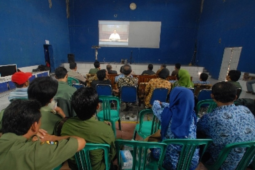 Aparat desa di Kecamatan Cisayong, Tasikmalaya melakukan teleconference dengan pejabat pusat.