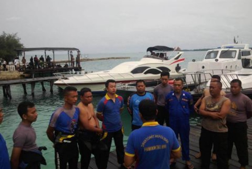 Aparat Ditpolair Polda Metro Jaya menggelar operasi pencarian korban tenggelam di Pulau Harapan.