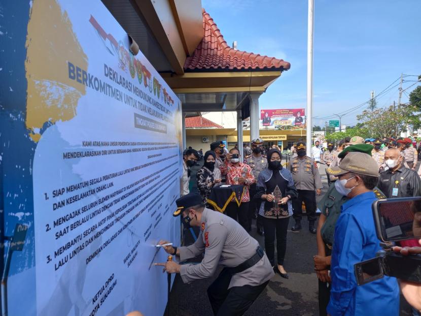 Aparat gabungan dan elemen masyarakat Kota/Kabupaten Sukabumi melakukan apel deklarasi program keselamatan berlalulintas di halaman Mapolres Sukabumi Kota, Kamis (14/7/2022). Langkah ini sebagai bentuk komitmen dalam menjaga keamanan dan keselamatan berlalulintas.