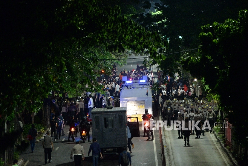 The mass who demand Basuki Tjahaja Purnama to be release from jail were force to dismiss by the authorities. They had a rally in front of Jakarta's High Court on Friday (May 12)..
