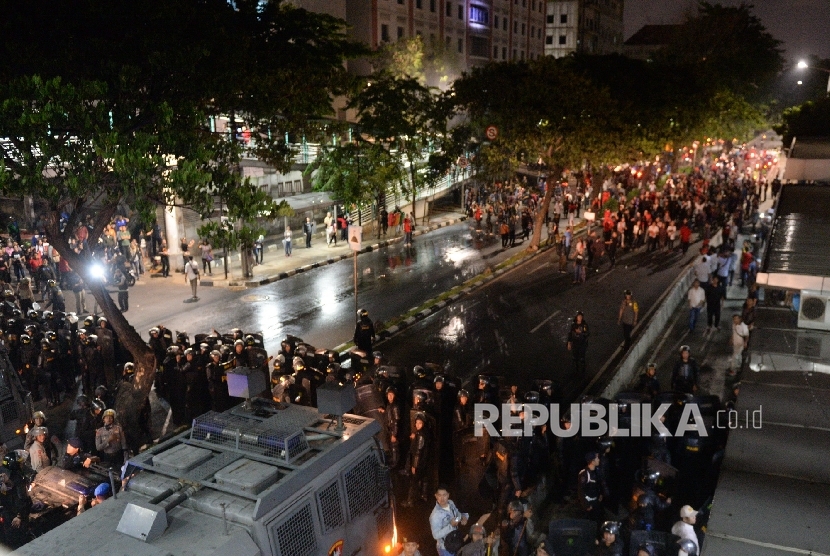  Aparat gabungan Kepolisian membubarkan paksa aksi dukung Ahok di Pengadilan Tinggi Jakarta, Jumat (12/5).