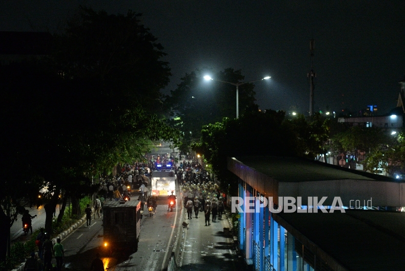  Aparat gabungan Kepolisian membubarkan paksa aksi dukung Ahok di Pengadilan Tinggi Jakarta, Jumat (12/5).