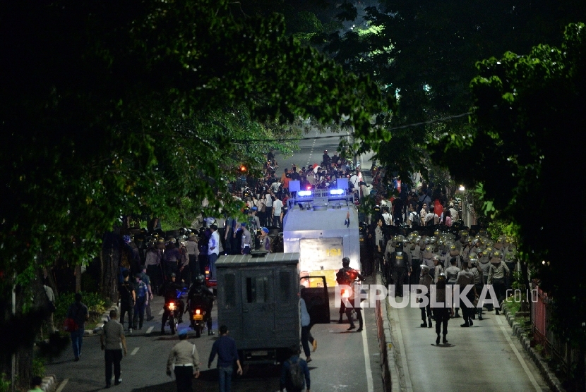  Aparat gabungan Kepolisian membubarkan paksa aksi dukung Ahok di Pengadilan Tinggi Jakarta, Jumat (12/5).