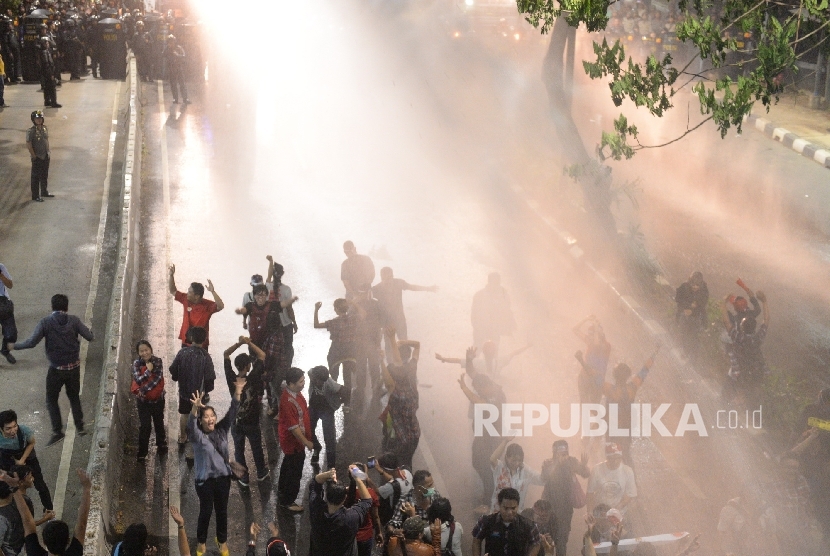 Aparat gabungan Kepolisian membubarkan paksa aksi dukung Ahok di Pengadilan Tinggi Jakarta, Jumat (12/5).