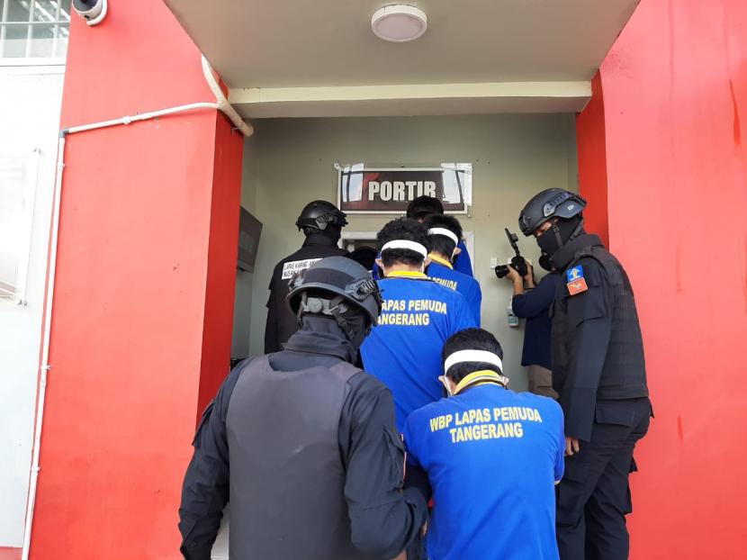Aparat gabungan membawa narapidana bandar narkotika ke Lapas Nusakambangan, Jumat (5/6).