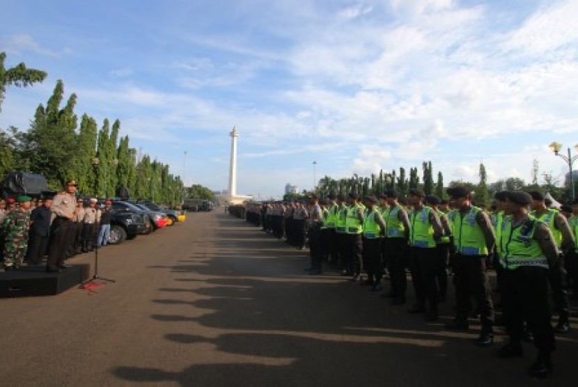 Aparat gabungan TNI dan Polri mengikuti apel kesiapan pengamanan malam Tahun Baru di kawasan Monas, Jakarta, Kamis (31/12). 