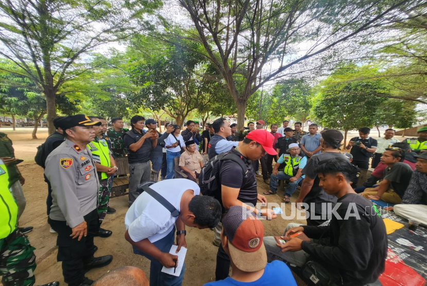 Aparat gabungan yang terdiri dari TNI, Polri, hingga Satpol PP Kabupaten Indramayu melakukan razia premanisme di RTH Desa/Kecamatan Jatibarang, Kabupaten Indramayu, Rabu (14/5/2025). 