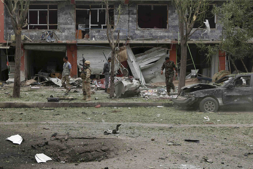 Aparat keamanan Afghanistan melakukan investigas di lokasi yang menjadi serangan bom di Kabul pada Jumat (6/6). 