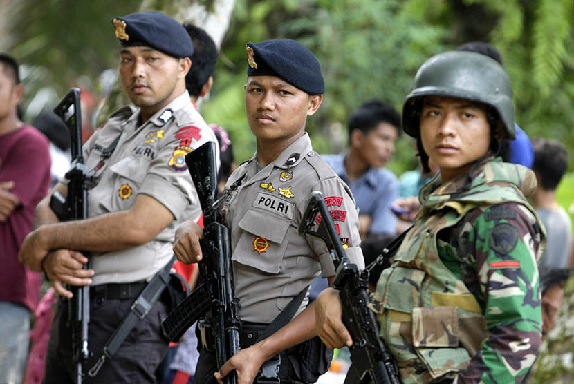    Aparat keamanan dari TNI dan Polri berjaga di lokasi gereja Singkil, Aceh, Rabu (14/10).