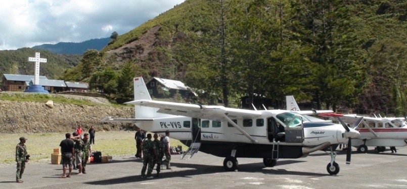 Aparat keamanan dari unsur TNI mengamankan Bandara Mulia, Puncak Jaya, Provinsi Papua.
