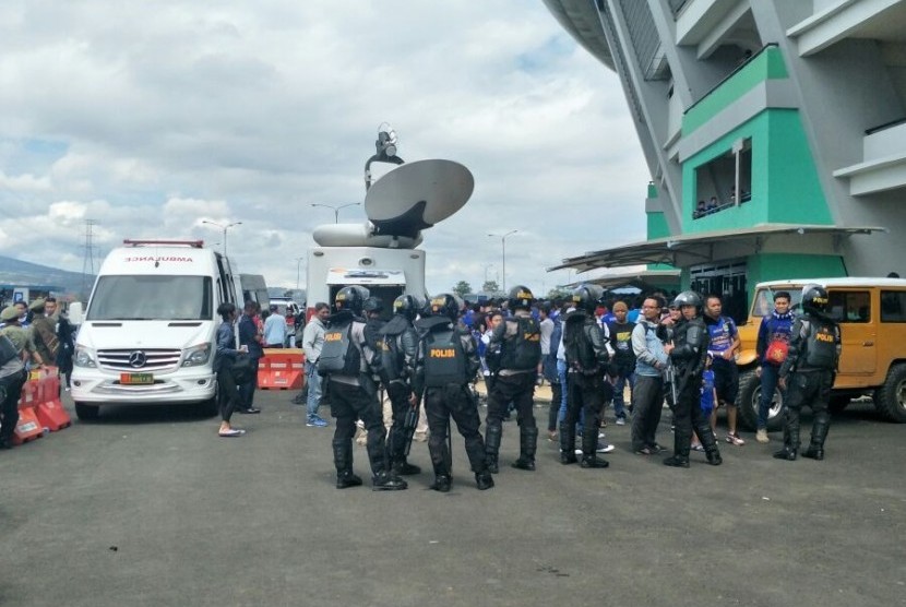 Aparat keamanan melakukan penjagaan ketat menjelang pembukaan Piala Presiden 2018 di Stadion Gelora Bandung Lautan Api, Bandung, Selasa (16/1) siang. 
