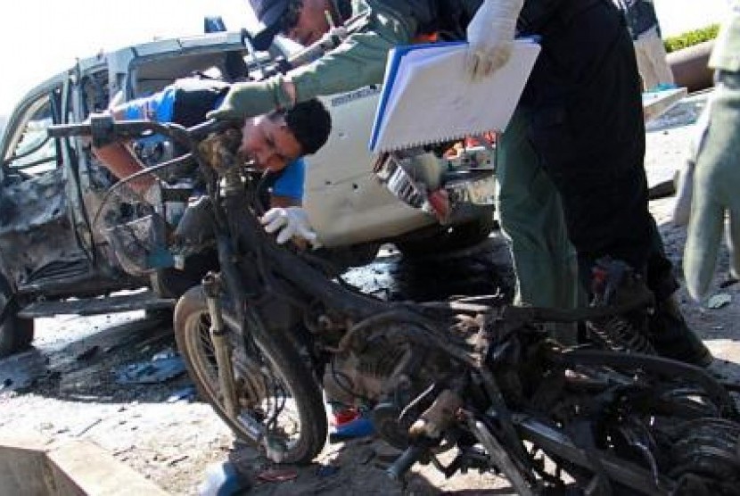 Aparat keamanan memeriksa bangkai sepeda motor yang dijadikan bom oleh pemberontak di Provinsi Yala, Thailand selatan.