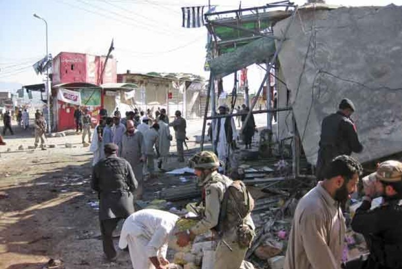 Aparat keamanan memeriksa lokasi ledakan bom bunuh diri di Bajur, Pakistan, Jumat (4/5).