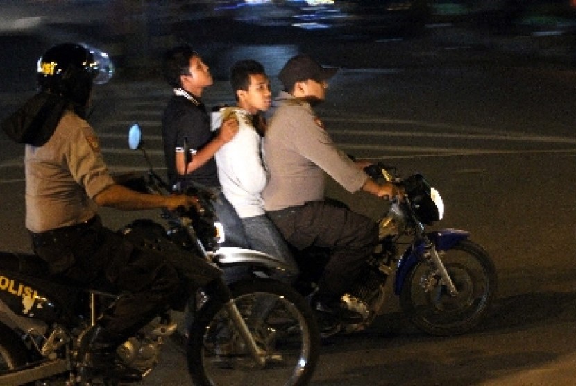 Balap liar puluhan remaja pengguna motor menutup akses jalan di kawasan Senayan. Aparat keamanan mengamankan dua pelaku (tengah) balapan liar (ilustrasi).