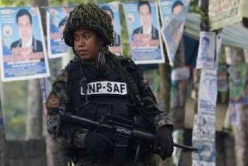 Aparat keamanan mengamankan Zamboanga Subugay, Filipina, setelah tiga orang tewas ditembak saat berlangsungnya pemilu di negara itu. 