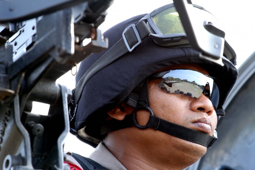 Aparat keamanan polisi jajaran Polda Aceh saat persiapan patroli pengamanan Pemilihan Umum Kepala Daerah (Pemilukada) di lapangan Hiraq Kota Lhokseumawe, Provinsi Aceh