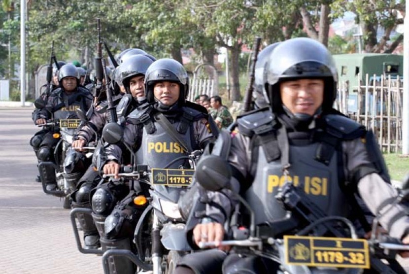Aparat keamanan polisi jajaran Polda Aceh saat persiapan patroli pengamanan Pemilihan Umum Kepala Daerah (Pemilukada) di lapangan Hiraq Kota Lhokseumawe, Provinsi Aceh. Selasa (14/2).Sekitar 780 personel polisi dibantu kesiapan 14 ribu personil TNI siap am