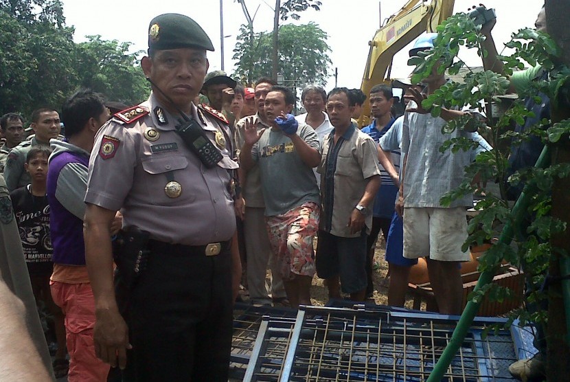 Aparat keamanan yang sedang berjaga di lokasi penggusuran di Jl. I Gusti Ngurah Rai, Buaran, Jakarta, Rabu (9/10)