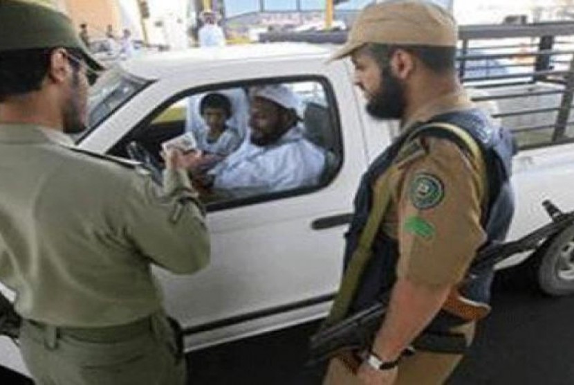 Aparat kepolisian Arab Saudi mengecek identitas warga yang melintas