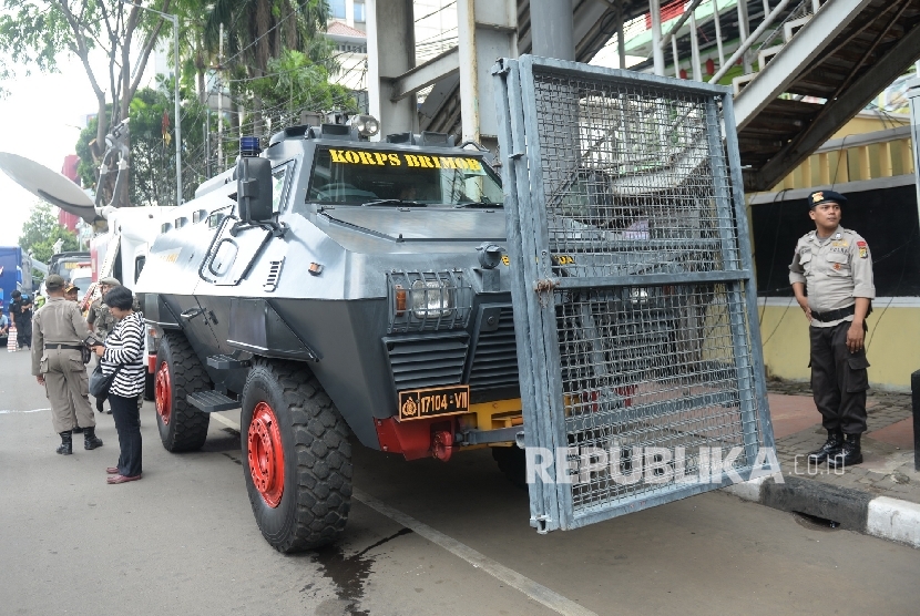  Aparat kepolisian berjaga di depan gedung KPUD DKI Jakarta, Rabu (21/9). 