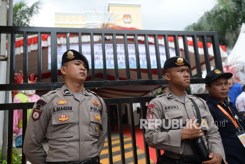 Aparat kepolisian berjaga di depan gedung KPUD DKI Jakarta, Rabu (21/9).